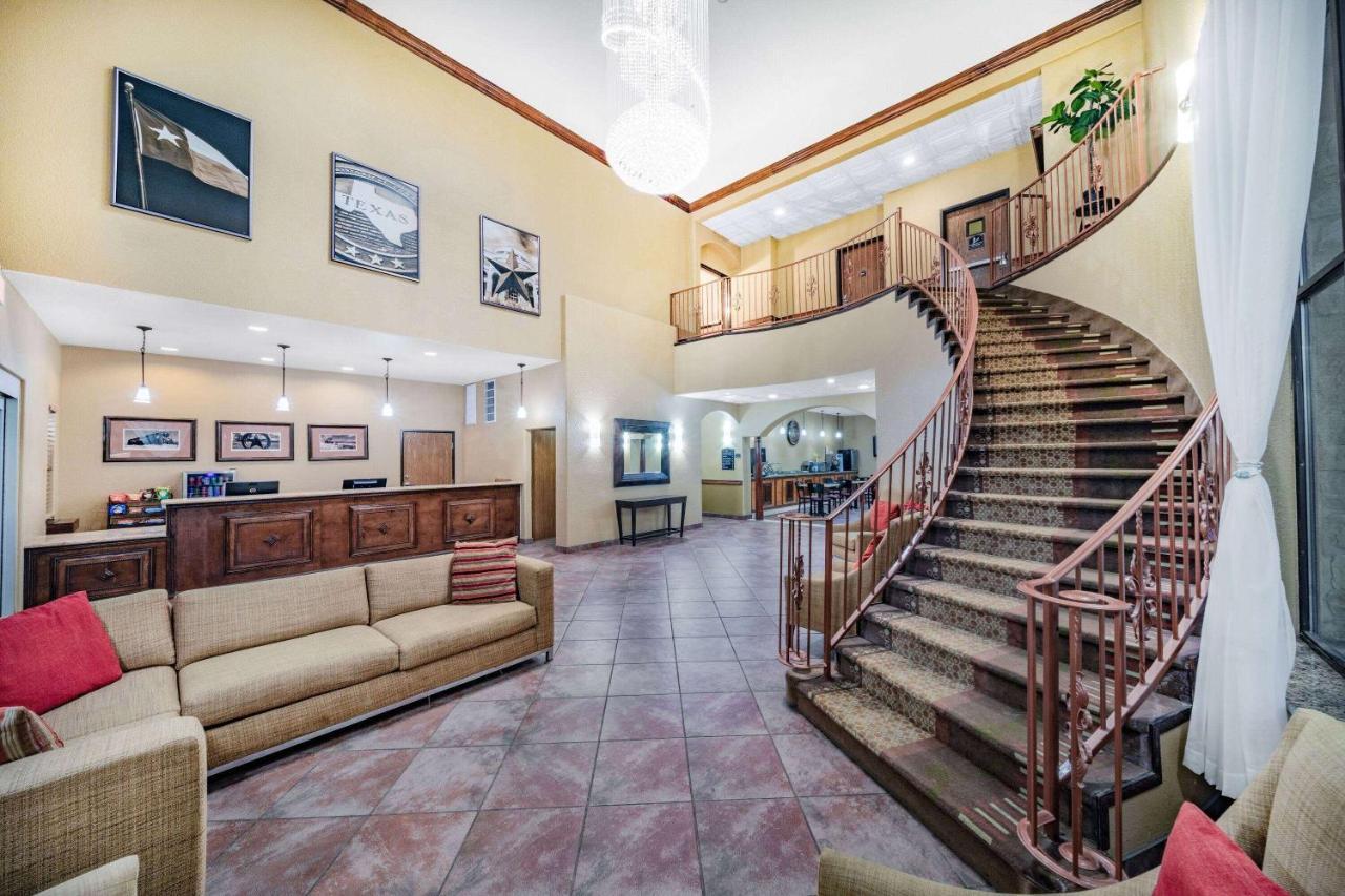 Hotel Baymont By Wyndham Cuero Extérieur photo