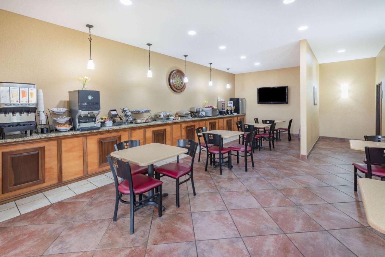 Hotel Baymont By Wyndham Cuero Extérieur photo