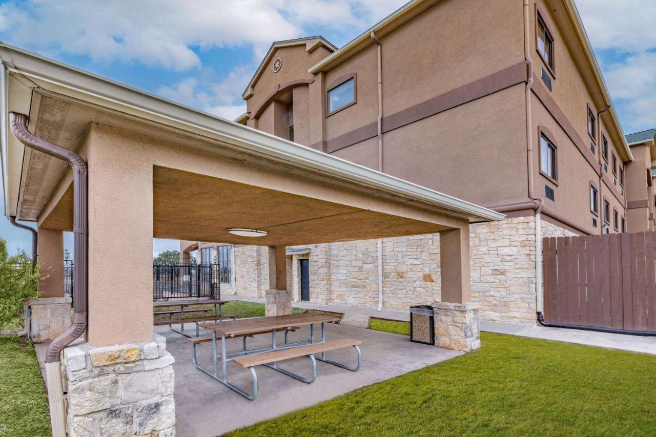 Hotel Baymont By Wyndham Cuero Extérieur photo