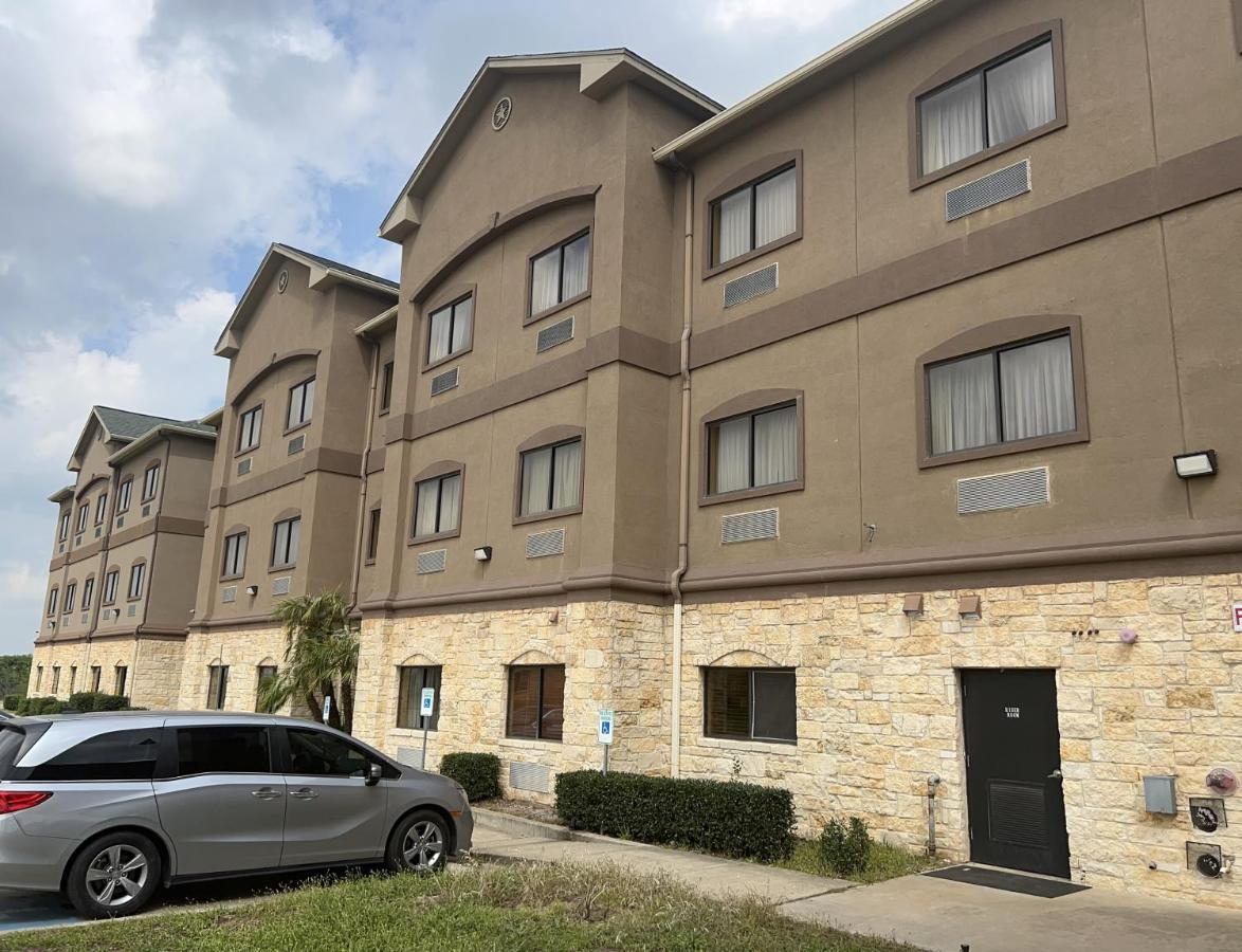 Hotel Baymont By Wyndham Cuero Extérieur photo