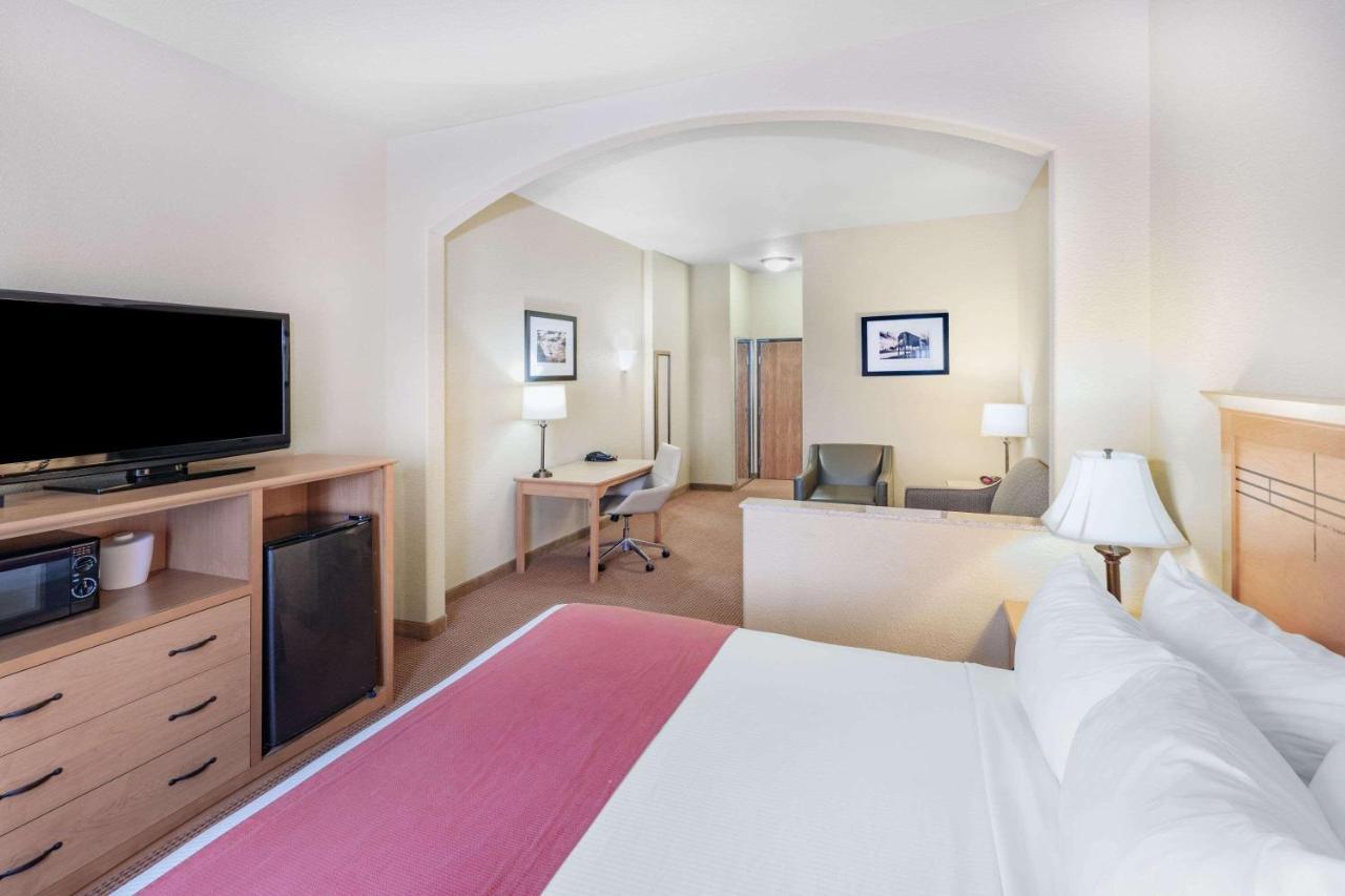 Hotel Baymont By Wyndham Cuero Extérieur photo